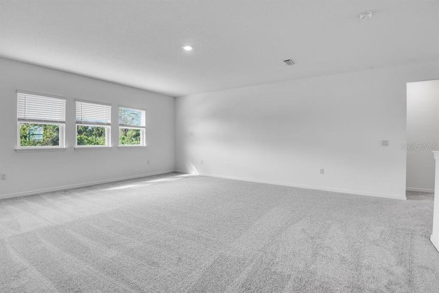 Spacious, unfurnished interior of a new home in Ardisia Park, New Smyrna Beach (Image 25).