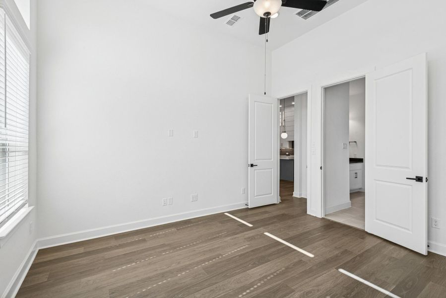 Spacious, unfurnished interior of a new home in Harvest Green 45', Richmond (Image 26).
