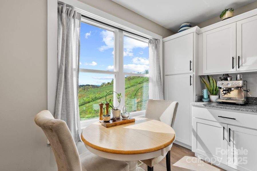 Enjoy the sweet little breakfast nook with mountain views! Enjoy the sweet little breakfast nook with mountain views!