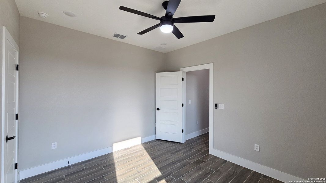 Spacious, unfurnished interior of a new home in , La Vernia (Image 22).