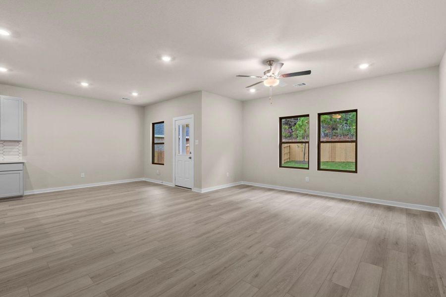 Spacious, unfurnished interior of a new home in Westridge Cove, Conroe (Image 17).
