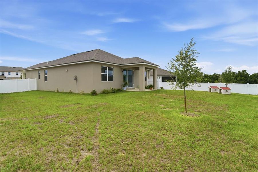 Exterior details and patio area of a home in , Clermont (Image 3).
