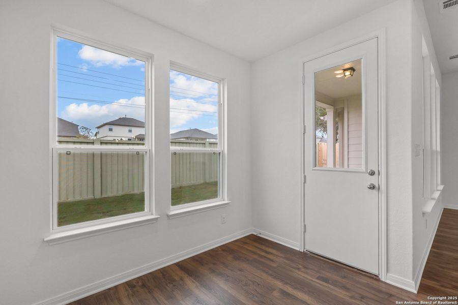 Spacious, unfurnished interior of a new home in Foxbrook, Cibolo (Image 27).