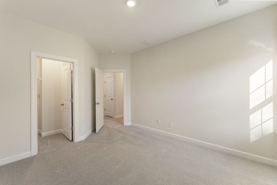 Spacious, unfurnished interior of a new home in Windsor Forest, Anderson (Image 26).