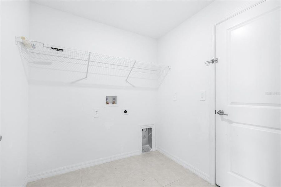 Spacious, unfurnished interior of a new home in Wind Meadows South, Bartow (Image 44). Spacious, unfurnished interior of a new home in Wind Meadows South, Bartow (Image 44).