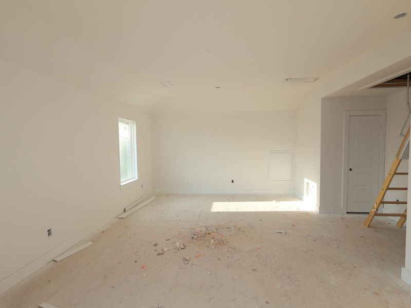 Spacious, unfurnished interior of a new home in Sorella, Tomball (Image 20).