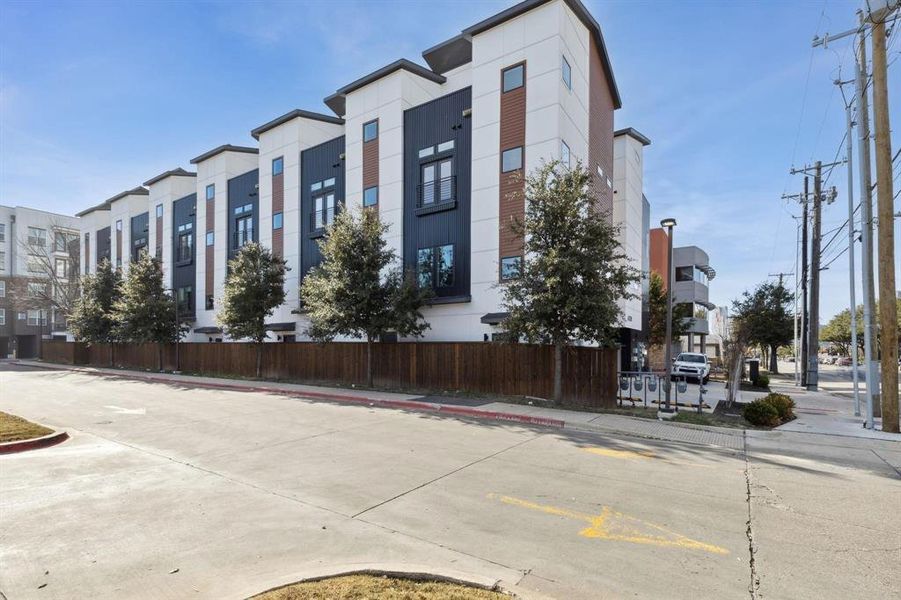 Condo located in Dallas, TX showcasing its design and architecture (Image 3).