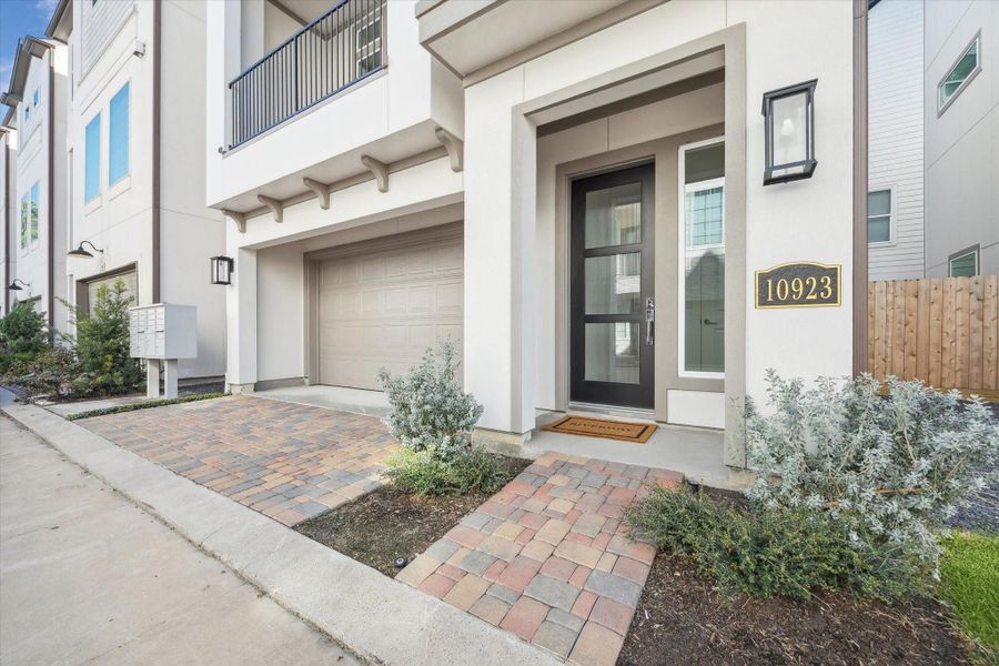 Exterior details and patio area of a home in Upland Estates, Houston (Image 27).