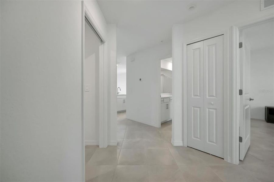 Spacious, unfurnished interior of a new home in , Bradenton (Image 23).