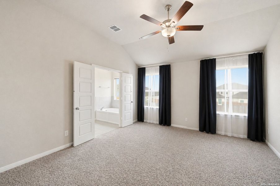 Spacious, unfurnished interior of a new home in Winding Brook, San Antonio (Image 28).