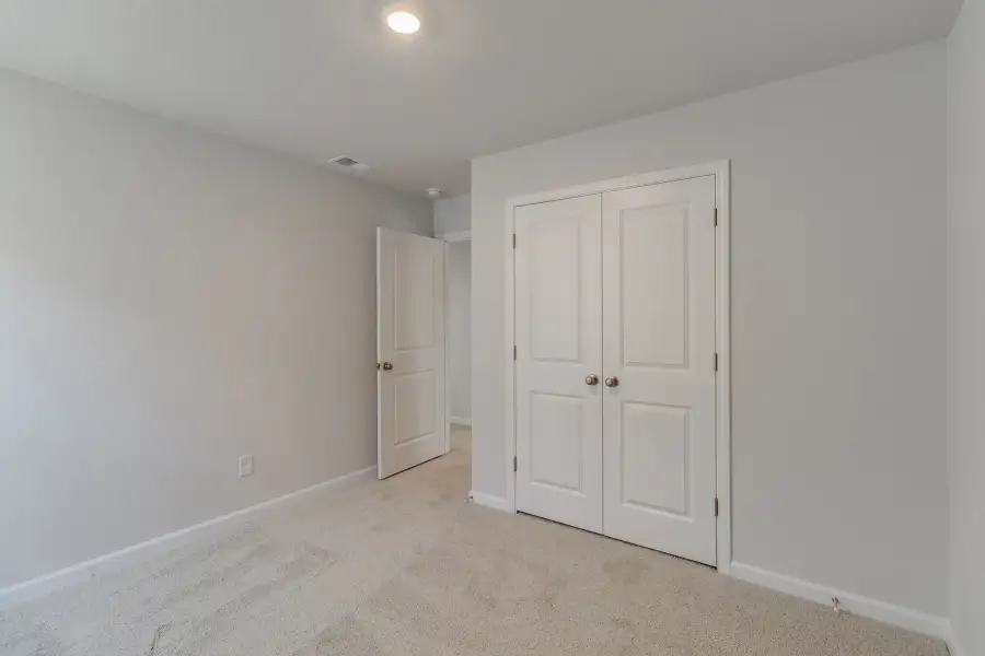 Spacious, unfurnished interior of a new home in Bluefield, Lexington (Image 32).