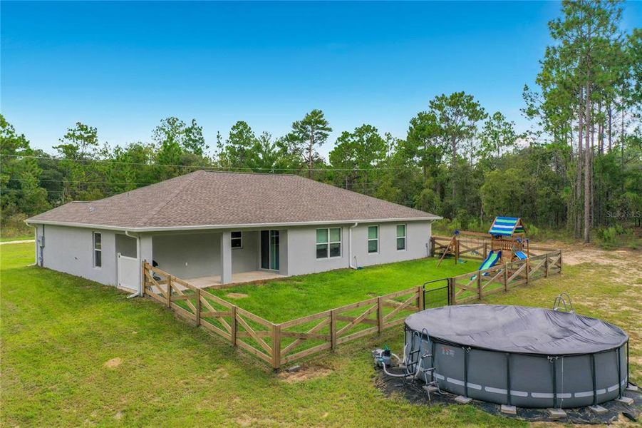Exterior details and patio area of a home in , Dunnellon (Image 33).