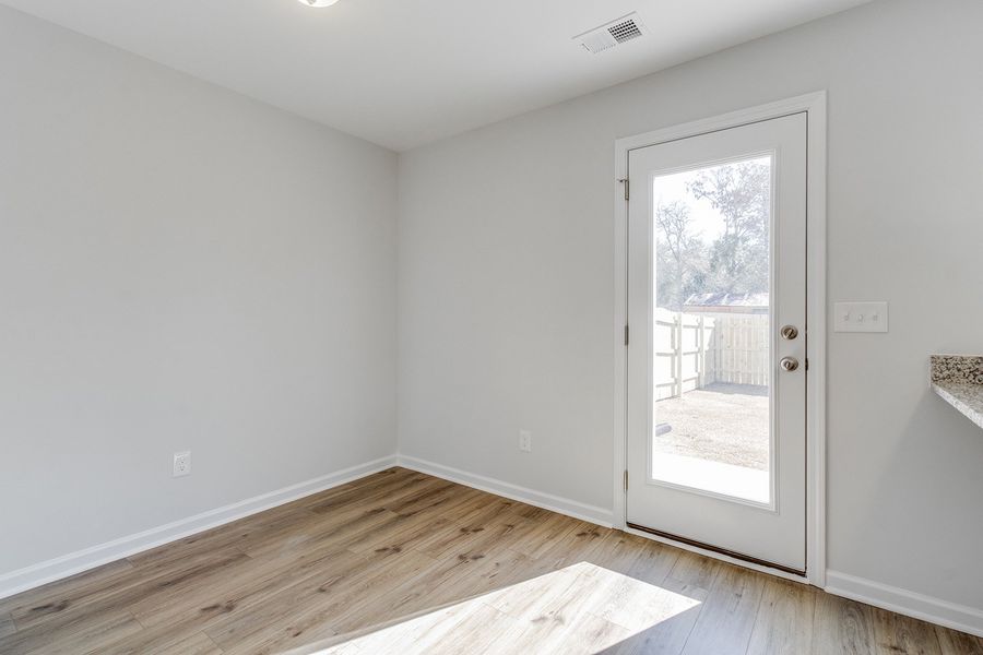 Spacious, unfurnished interior of a new home in Astoria, Columbia (Image 15).