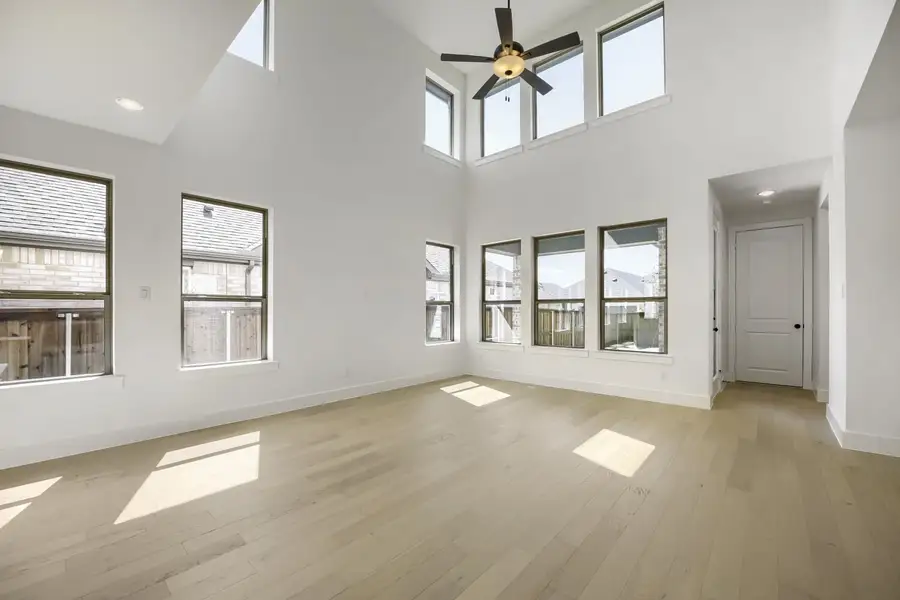 6028 Silverstein - Living Area