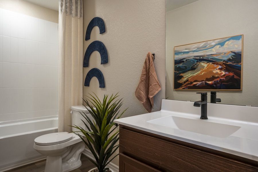 Bath/shower combination at secondary bath