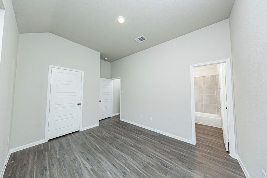 Spacious, unfurnished interior of a new home in River Ranch, Dayton (Image 20).