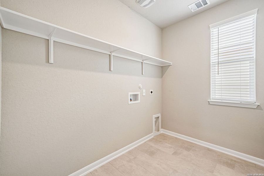 Spacious, unfurnished interior of a new home in Thomas Pond, San Antonio (Image 43). Spacious, unfurnished interior of a new home in Thomas Pond, San Antonio (Image 43).