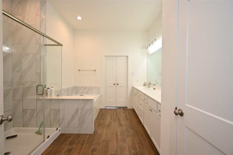 Furnished interior view inside a new home in , Missouri City (Image 15).