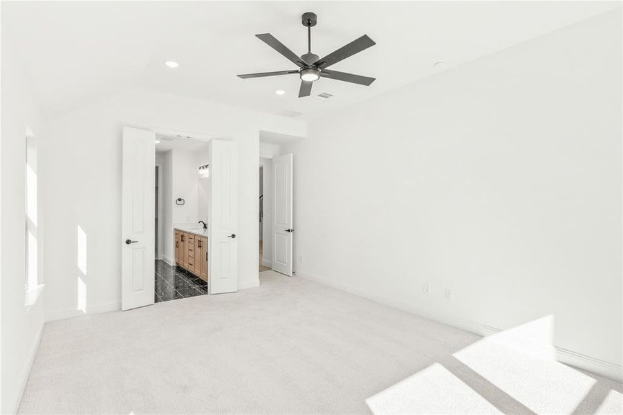 Spacious, unfurnished interior of a new home in Willow Wood, McKinney (Image 31).