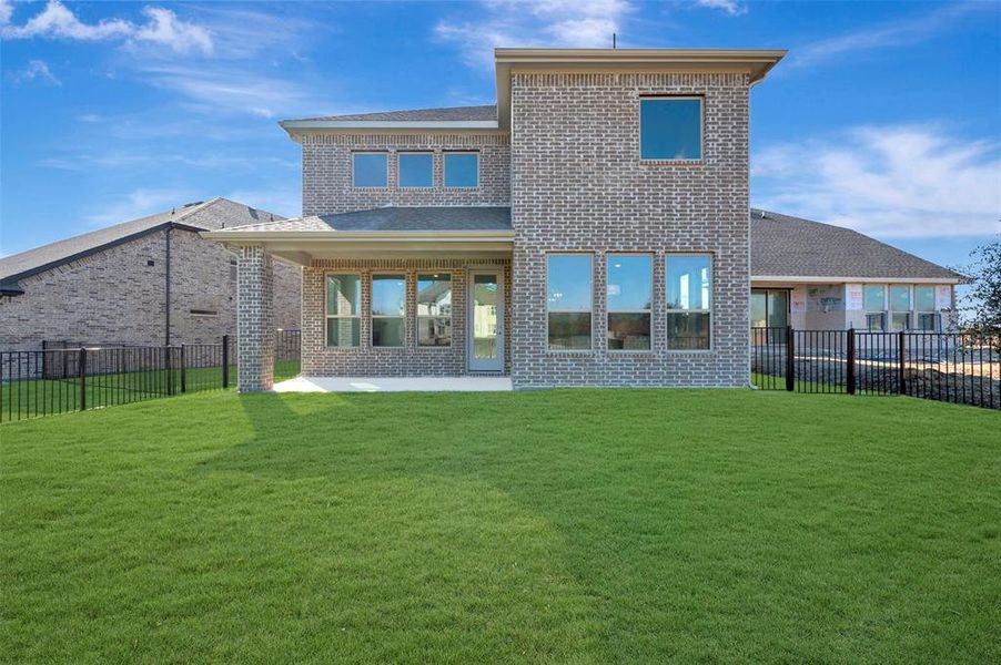 Exterior details and patio area of a home in Heath Golf & Yacht Villas, Heath (Image 3).