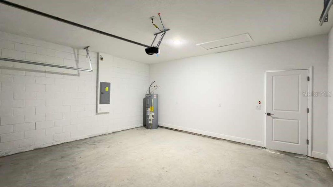 Spacious, unfurnished interior of a new home in , Citrus Springs (Image 20).