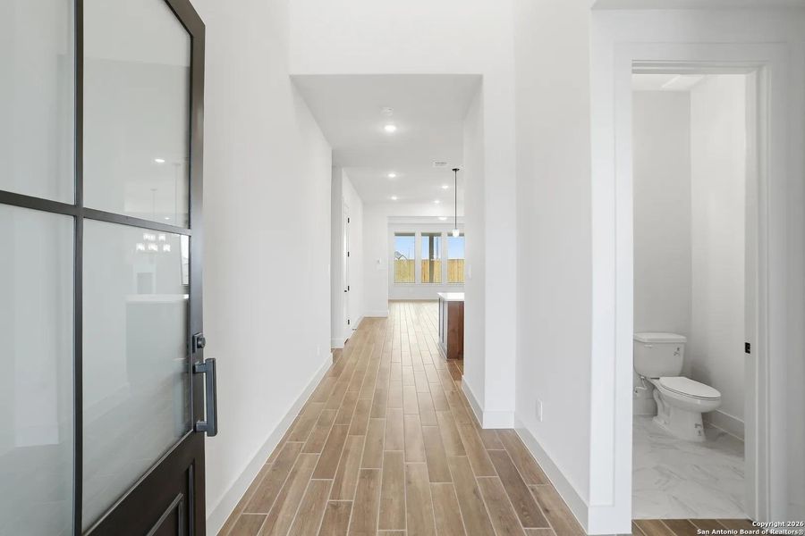 Spacious, unfurnished interior of a new home in Haby Hill 50s, San Antonio (Image 22).