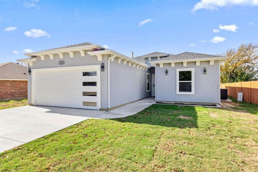 Exterior details and patio area of a home in , Gun Barrel City (Image 4).
