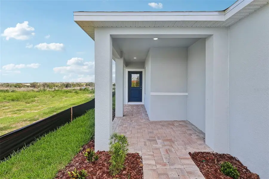 Exterior details and patio area of a home in Hamilton Bluff, Haines City (Image 3).
