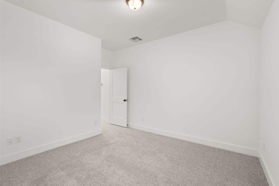 Spacious, unfurnished interior of a new home in Wood Leaf Reserve, Tomball (Image 24).