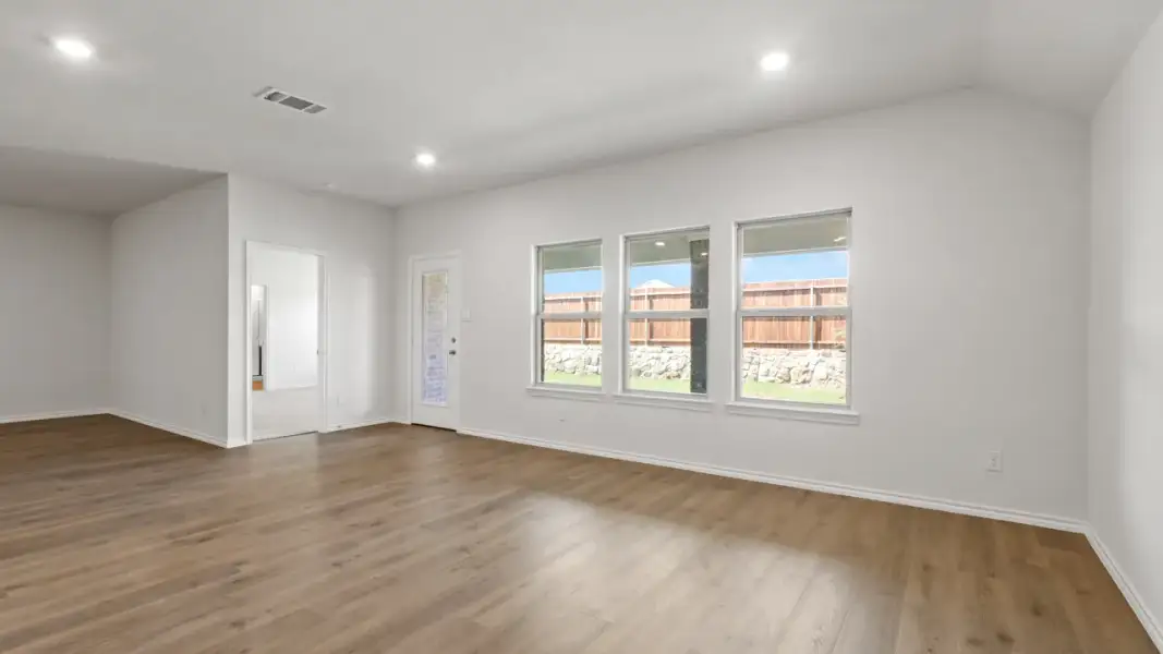 Spacious, unfurnished interior of a new home in Saddlebrook, Waxahachie (Image 9).