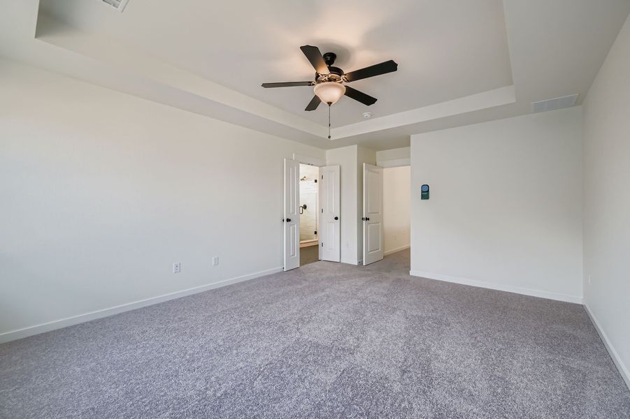 Spacious, unfurnished interior of a new home in Sterling Ranch 50s, Colorado Springs (Image 17).