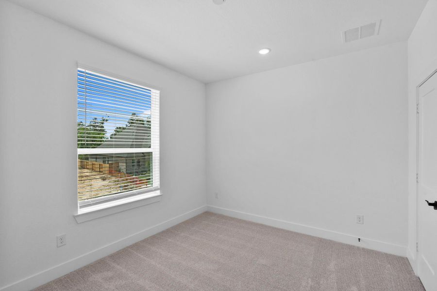 Spacious, unfurnished interior of a new home in Evergreen, Conroe (Image 27).