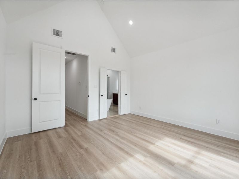 Spacious, unfurnished interior of a new home in , Houston (Image 32).