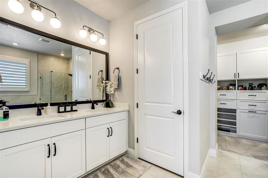 Furnished interior view inside a new home in , Tarpon Springs (Image 12).