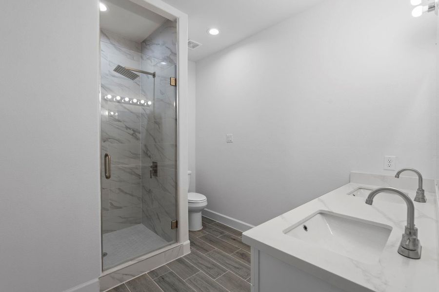 This photo features a bright and modern bathroom with a clean, elegant design.