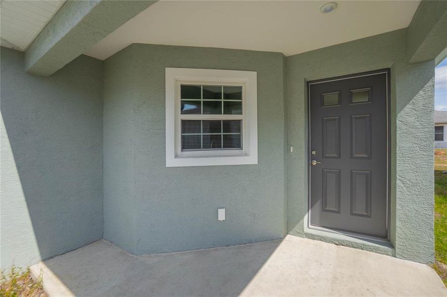 Exterior details and patio area of a home in , Floral City (Image 3).
