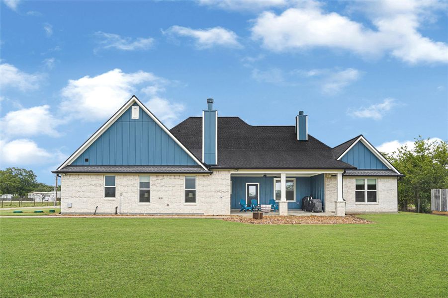 Exterior details and patio area of a home in , Alvin (Image 23).