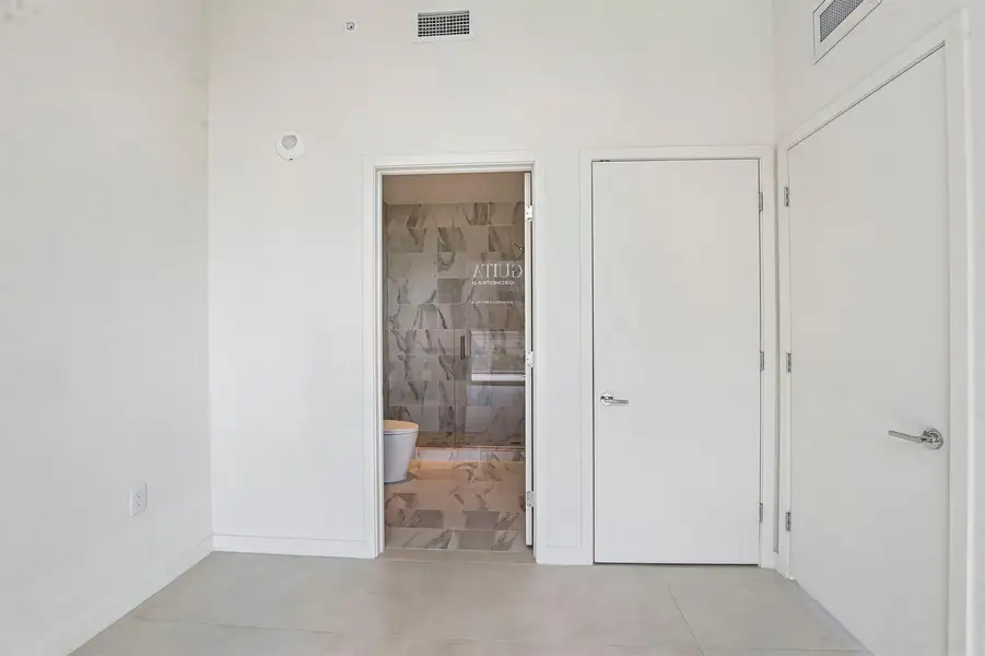 44-web-or-mls-Biscayne Blvd 201-S0409-04