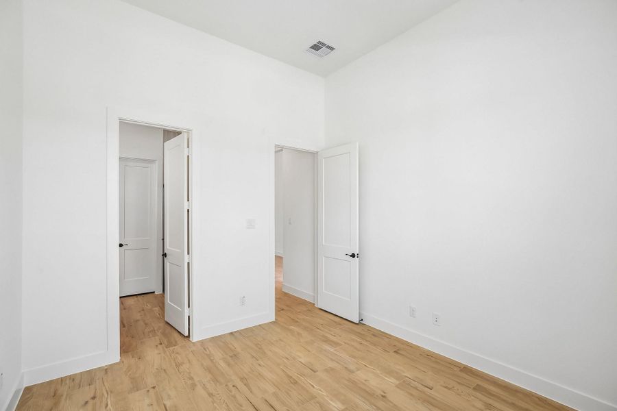 Spacious, unfurnished interior of a new home in , Mont Belvieu (Image 26).