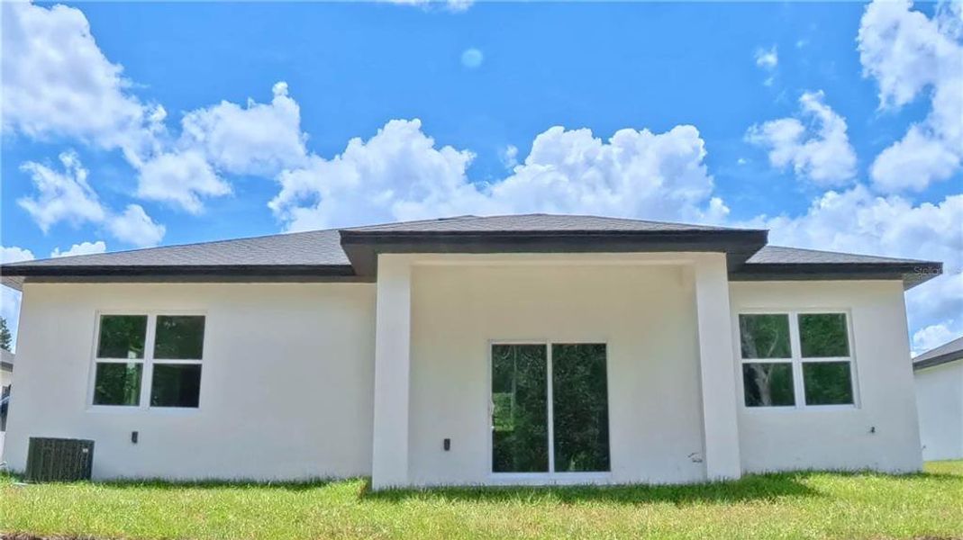 Exterior details and patio area of a home in , Dunnellon (Image 11).
