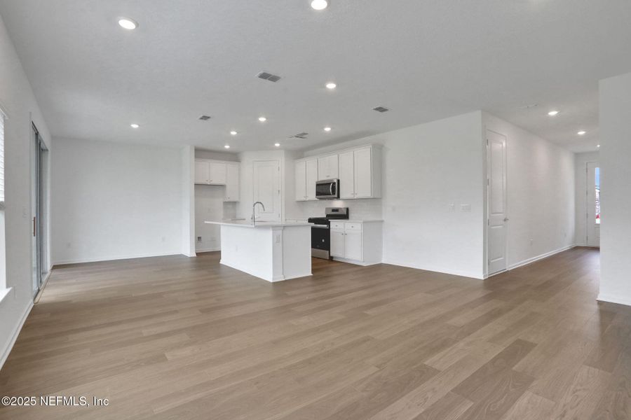 Spacious, unfurnished interior of a new home in TrailMark, St. Augustine (Image 17).