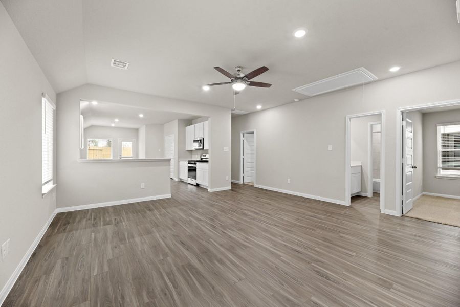 Spacious, unfurnished interior of a new home in Ridgeland Hills, Willis (Image 27).