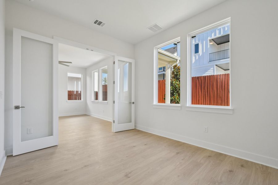 Spacious, unfurnished interior of a new home in Foxfield, Austin (Image 40).