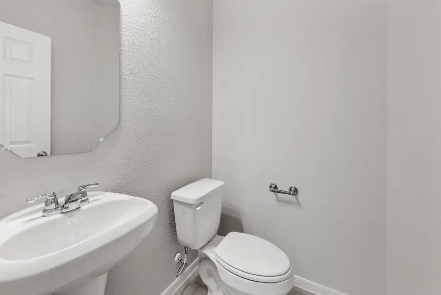 Representative furnished interior of a home built from the Floor Plan 1597 by Colina Homes in Rollingbrook Estates, Baytown (Image 6).
