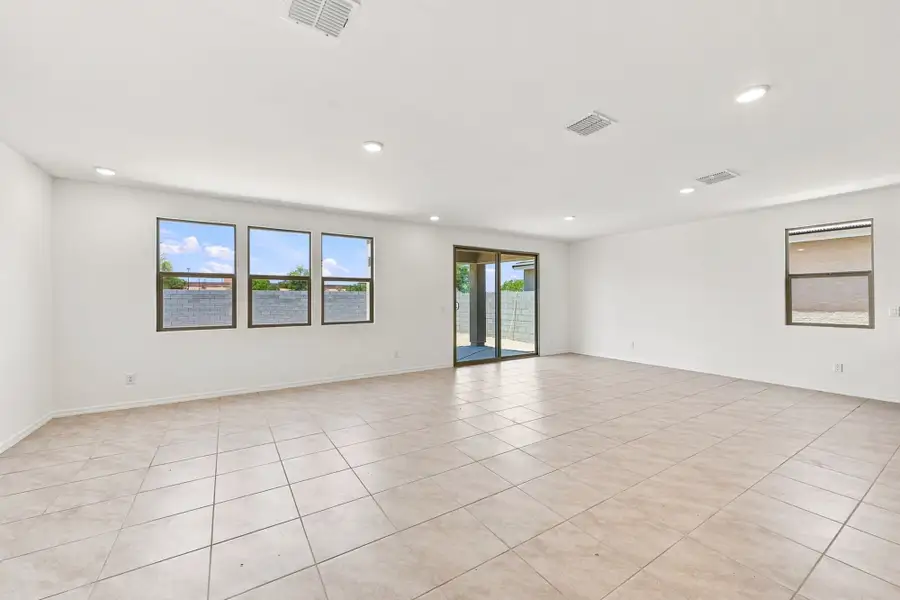 Spacious, unfurnished interior of a new home in Baker Farms, Phoenix (Image 8).