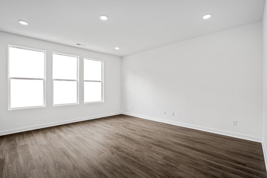 Spacious, unfurnished interior of a new home in Sage Farms, White House (Image 25).