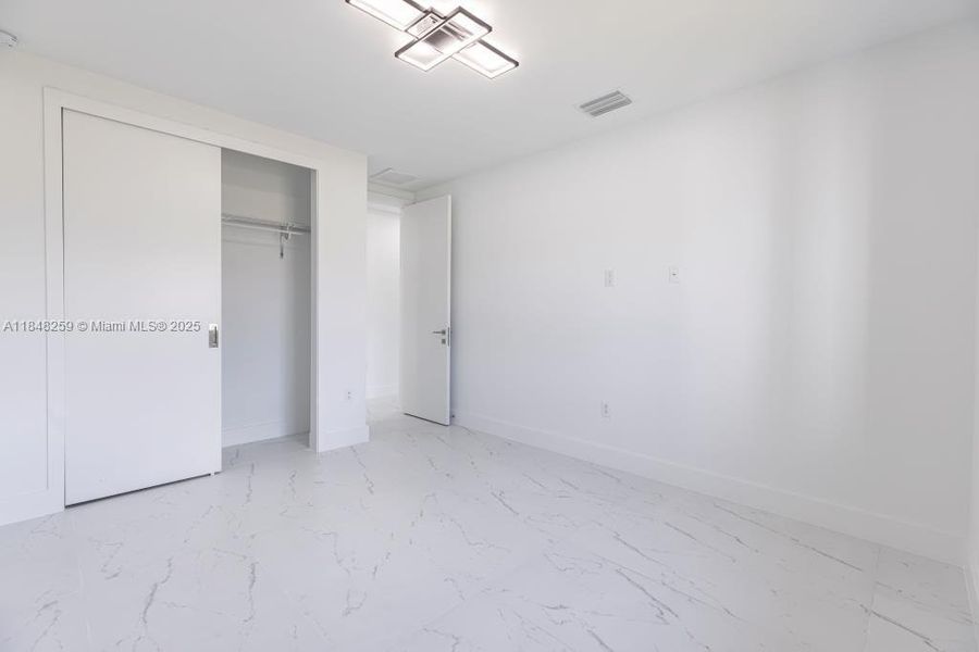 Spacious, unfurnished interior of a new home in , Cape Coral (Image 11).