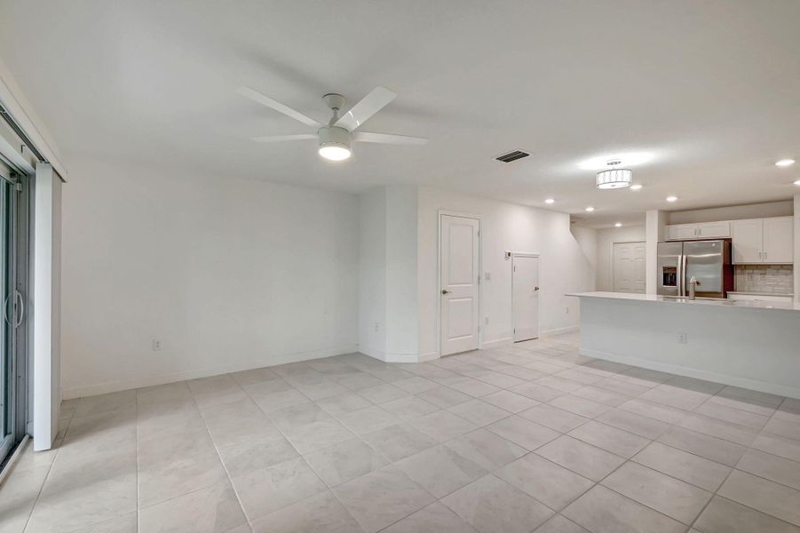 Spacious, unfurnished interior of a new home in , Lake Worth (Image 24).