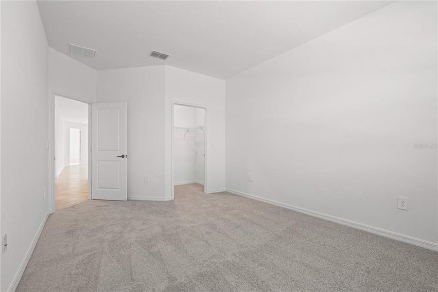 Spacious, unfurnished interior of a new home in Legends Cove, Bradenton (Image 30).