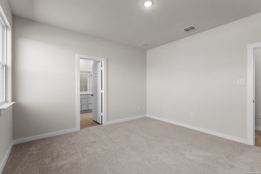 Spacious, unfurnished interior of a new home in Hiddenbrooke, Seguin (Image 16).